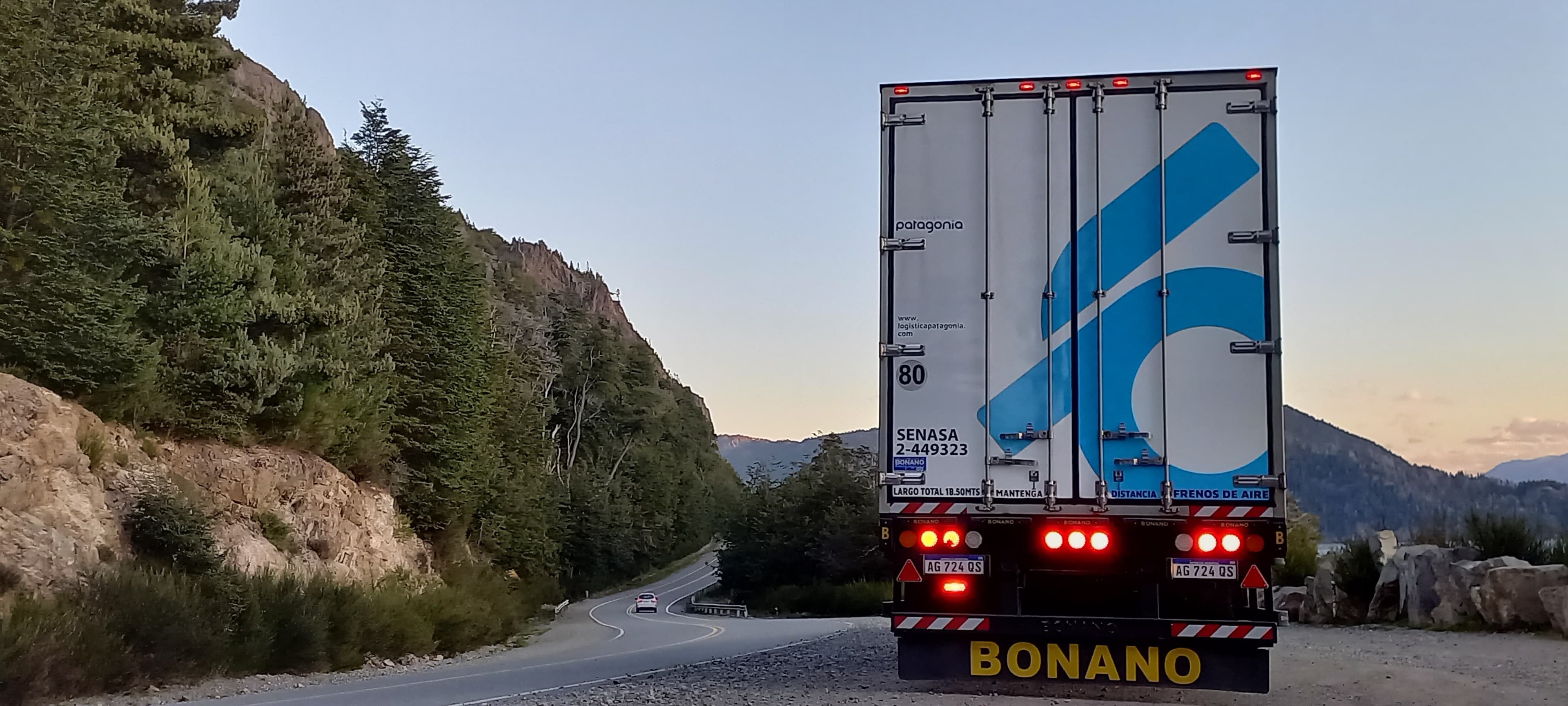 Logística Patagonia truck on a Patagonian route